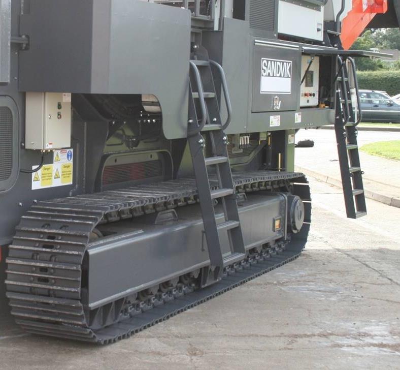 TRACKS Hydraulically driven crawler track mounted for full site