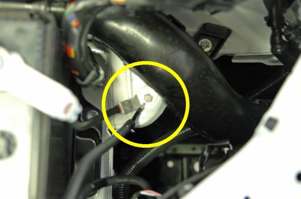 Attach the ground ring terminal of the fog lamps wire harness to the ground wire of the battery.