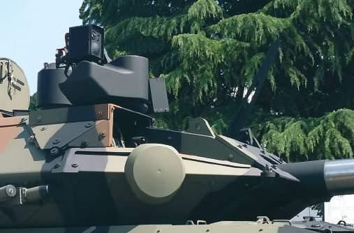 A close-up picture of the Centauro II turret; it is fitted with a Hitrole Light RCWS, here without gun, the round antenna in the foreground being that of the jammer.