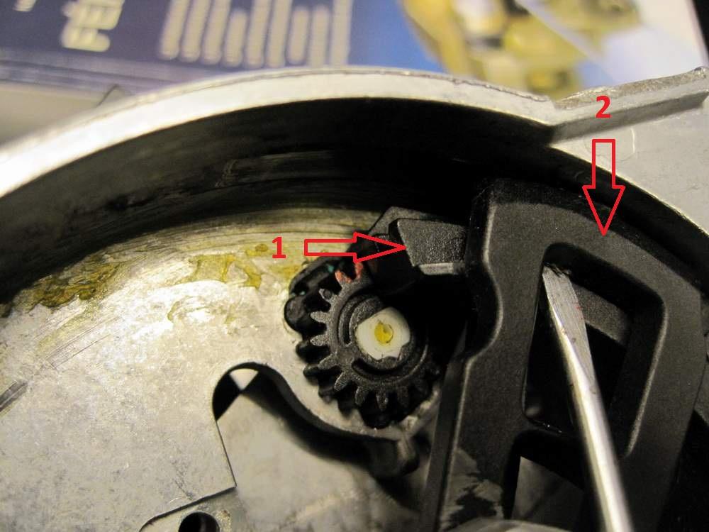 To remove the gears, you must move the swivelling arm (1) to the another arm s(2) slot.