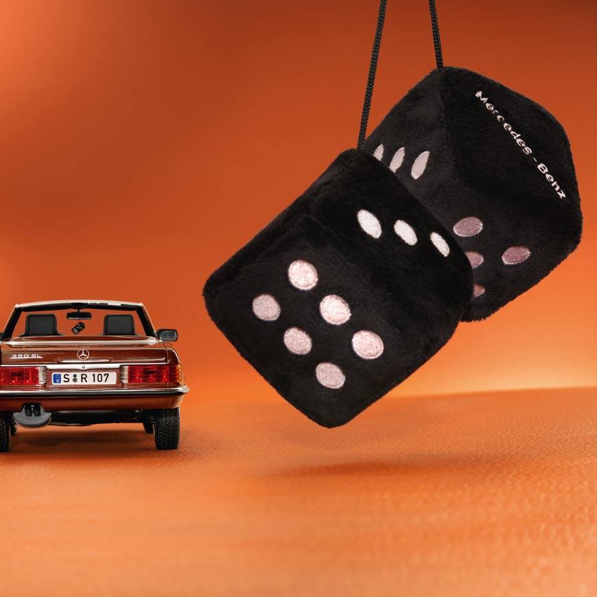 1 Model car: B6 604 0454 1 SET OF FLUFFY DICE For the rear-view mirror! Black plush, 100 % polyester. Embroidered dots and diagonal Mercedes-Benz lettering in white. Size approx. 7 x 7 cm.