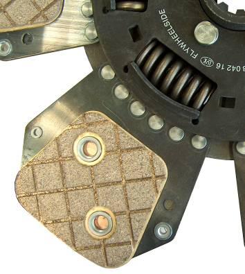 John Deere clutch facings are adapted to the application. For example, the heavy duty disc AL70272 features ceramic pads with special temperature-resistant characteristics.