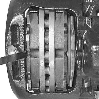 Insert the pressure plate (19) into the brake anchor plate and push the pressure plate against the adjuster screw (21).