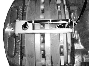 Place three new retaining springs (37) over the cable guide plate (40) onto the brake linings (35, 36) and the pressure