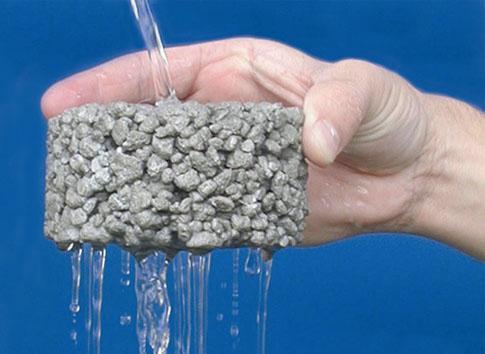 1. UVOD 1.1. Općenito o poroznom betonu Beton je građevinski materijal koji nastaje miješanjem cementa, agregata (šljunka i pijeska), vode i dodataka.