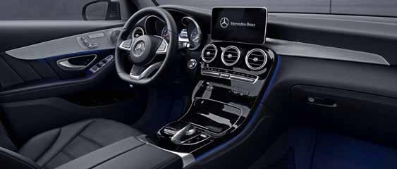 right), the multifunction sports steering wheel in leather with steering-wheel gearshift paddles in silver chrome, the instrument cluster with two tube-shaped round