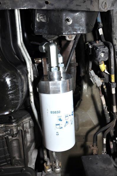4. Install the supplied oil filter.