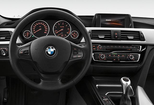 2 [ 03 ] The standard leather steering wheel with multifunction buttons has a pleasant feel, and high-class workmanship creates a premium ambience in the interior.
