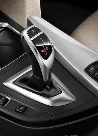 [ 17 ] The 8-speed Steptronic Sport transmission enables automatic gear selection as well
