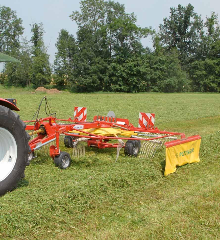 The EUROTOP 421 / 461 single rotor rakes are equipped with 12 tine carrier
