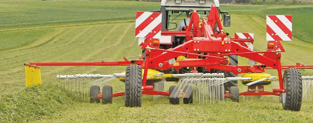 EUROTOP 651 A 10 + 12 arms per rotor, twin rotor rake with side swath placement and a fixed working width of 21.0' / 6.40 m.