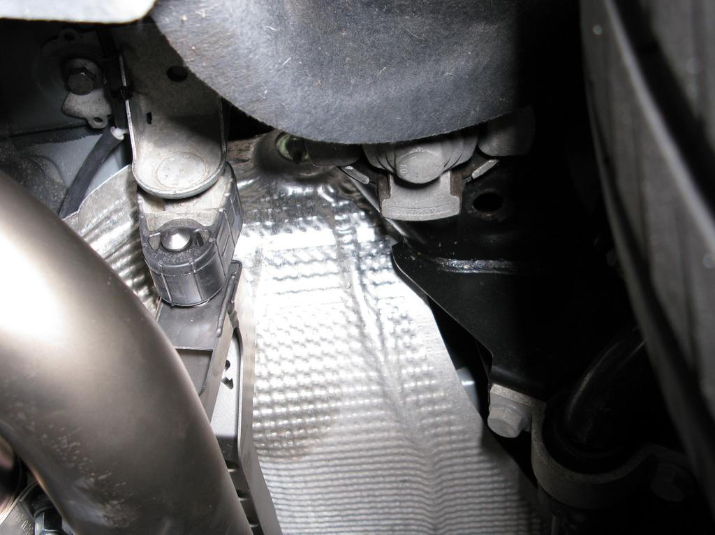 7. Adjust the muffler lengthwise in such a way, that the rubber brackets