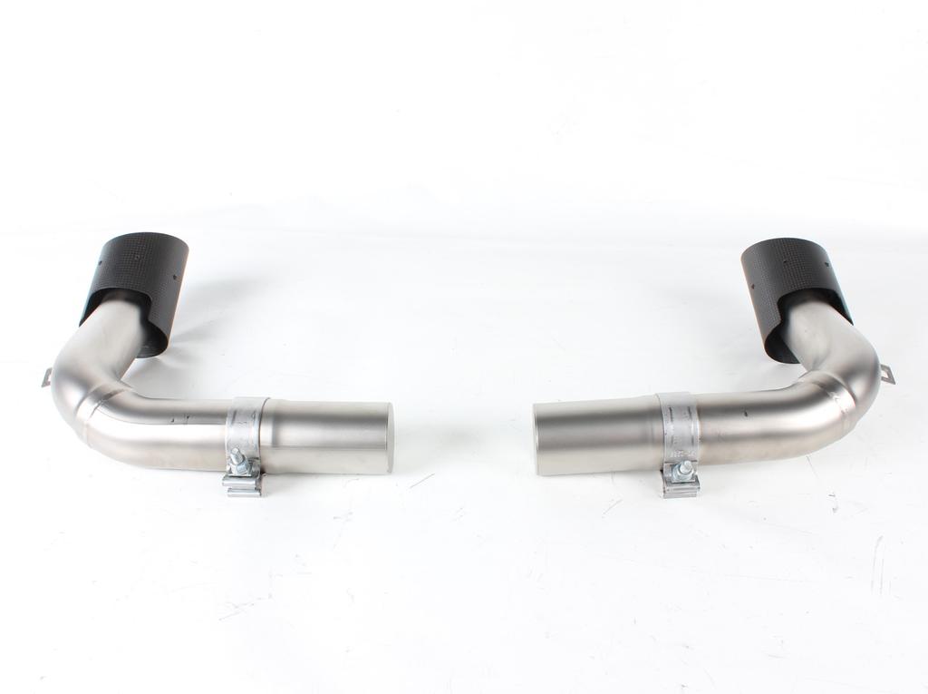 www.akrapovic.com 8. Assemble the two inner tail pipes with muffler s outlet pipes, using clamps from Akrapovič installation kit (F 17).