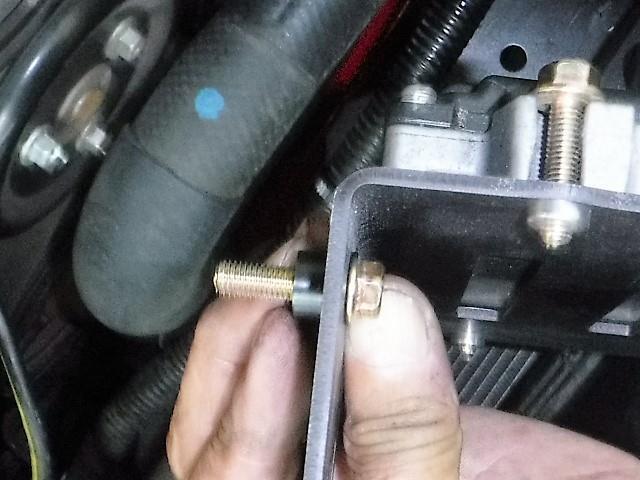 Install the M6x25 bolt with the 1/4 (6 mm) nylon