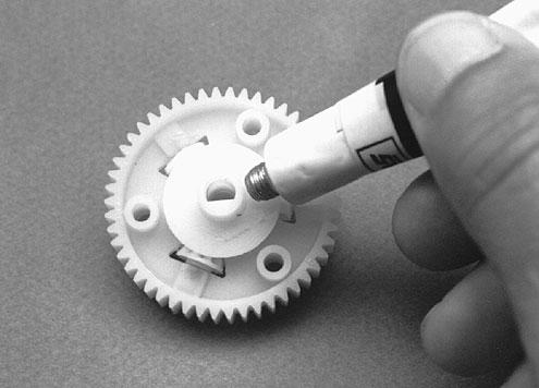 Lubricate each large bevel gear on both the gear side and then the back side as shown.