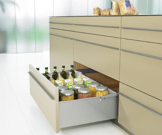 The double stop makes light work of cleaning and storage operations and prevents the drawer from falling out