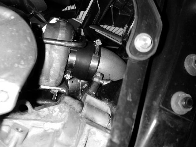 Hose clamps a) Assemble the turbo inlet pipe as shown.