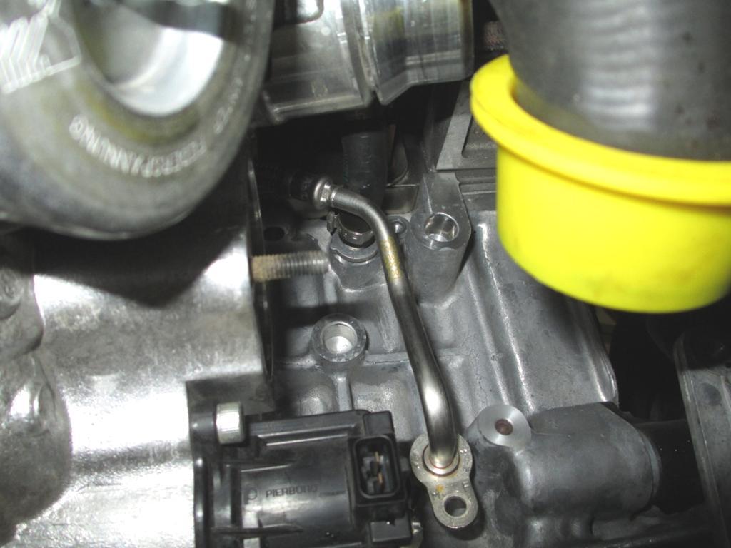 Figure 16 Above the oil line is the water feed line to the turbocharger.