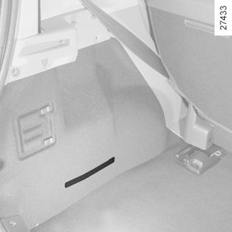 Glede na izvedenko vozila lahko na te kaveljčke pritrdite mrežo za pritrditev prtljage na pod, ki je spravljena pod sovoznikovim sedežem.