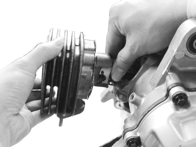 5~1.7kg-m Install the exhaust muffler and tighten the exhaust muffler joint lock nuts. Torque: 1.8~2.
