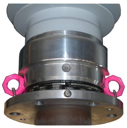 This also applies for the sealing and the fastening of the fixing screws. 3.1 Grounding of the bushing flange The bushing flange is equipped with grounding screws.
