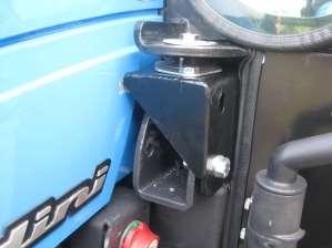 Push the car to obtain the maximum closure of the seal around the rear fender. Also make sure that this will continue to guarantee the right side parallel to the left side of the cab on the platform.