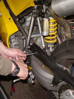 NOTE: For the next steps, it is necessary to support the swingarm to reduce the load when removing, or installing, the lower shock pivot bolt.