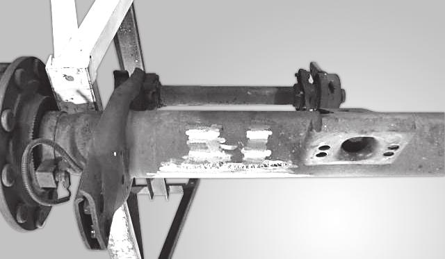 Figure 10 Figure 12 WELD MARKS TUBE SHOCK ABSORBER MOUNTING TABS SADDLE CONTROL ARM MOUNTING HOLE SEAT REMOVED 4005713a Grind the welds until they are flush with the axle.