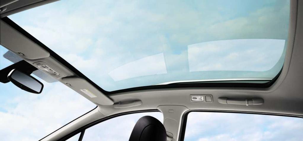 11 Comfort // Let there be light Impact resistant glass Panoramic sunroof Electric shutter blind The 307 SW s panoramic roof has hidden strengths.