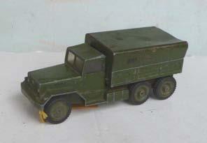 drawbar ). Military green. With 'hydraulic' lifting mechanism. No missile.
