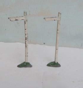 4.221 Small Accessories - Britain's Wayside Direction Post. White on green base. 2-way (originally 3-way). Height 8cm (3.