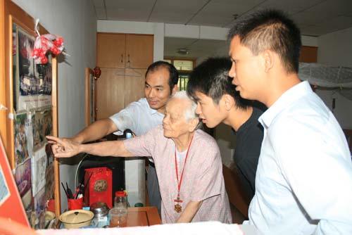 Corporate Culture CCT Operations staffs gave warmest greetings to the elders at the Geracomium on the Middle-Autumn Day On September 11, 2008, 20 staffs from CCT Operations Department went to the