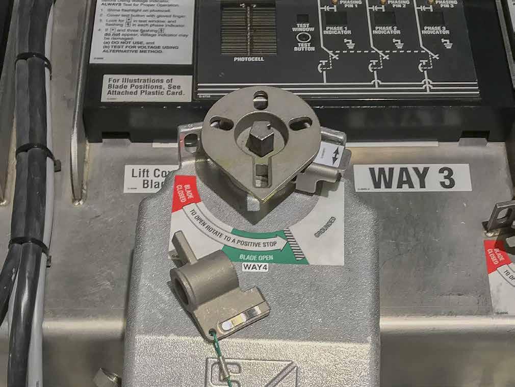You may need to remove the electri cal-operation mechanical blocking key to move the operation selector.