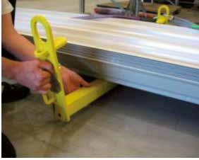 The beam part of the lifting tool must be placed beneath the sheet bundle so the