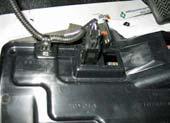 (2) Disconnect the connectors and wire harness clip and remove lower instrument panel (Fig.