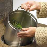 The stainless steel bin can easily be lifted out and emptied. All parts can be washed in the dishwasher.