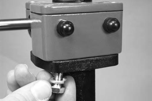 valve body. NOTE: For 8 12-inch/219.1 323.9-mm sizes, install the key into the keyway in the stem. Insert the drive bushing into the gear operator.