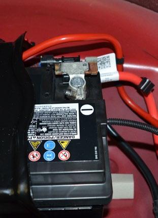With the ignition switched on, reconnect the negative (-) battery terminal.