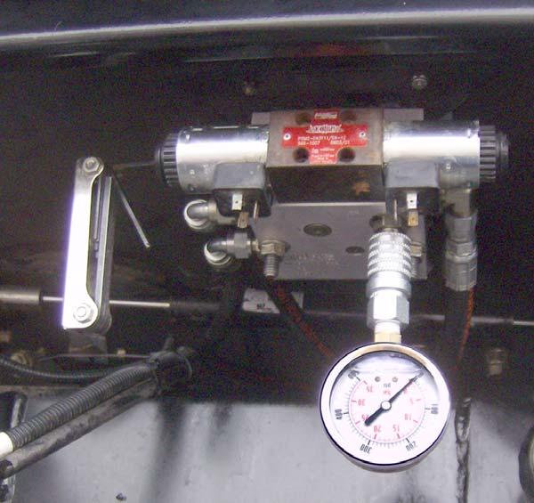 Adjust the Pressure Adjustment Valve 3. Attach a 500 psi pressure gauge. See Figure 5-14. Figure 5-14 Connect Pressure Gauge 4.