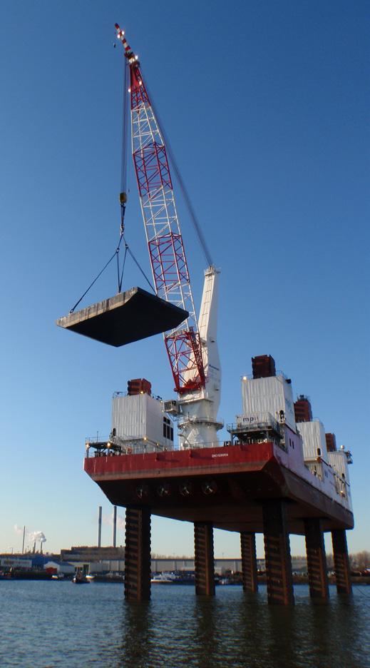 OPTIMISED FREE DECK SPACE For cranes up to 800mt, a jack-up vessel s leg aperture is relatively large compared to the slew bearing diameter required for that lifting capacity.