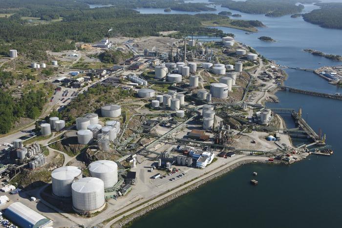 Billion USD Average number of employees: 1000 Refineries in Nynäshamn (SE),