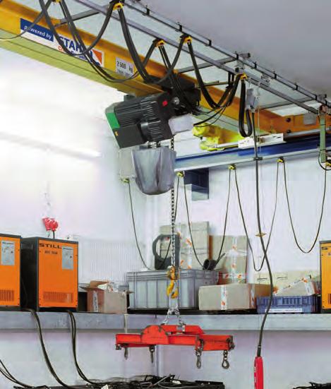 The chain hoists are centrally controlled to ensure that they operate in synch. They are disconnected by gear limit switches which reliably limit the hoisting process.