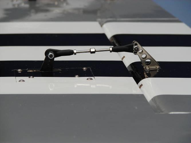 Correct flap pushrod installation shown below, the servo arm
