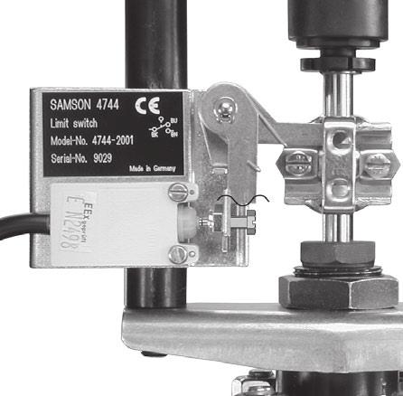 Version with limit switch - adjustment 7 Version with limit switch - adjustment 1. Undo the clamps of the stem connector on the valve.
