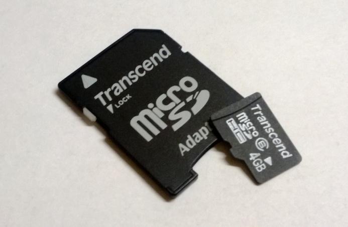 priključimo tipkovnico in miško v USB priključek priključimo napajalni kabel v micro USB priključek Slika 4.