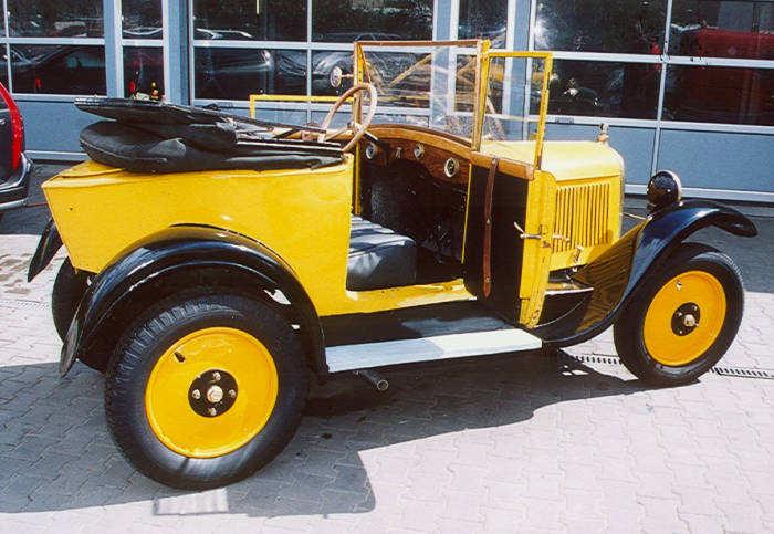 In 1922 Citroën introduced the 5HP Torpedo, or Roadster, which was a two seater with a simple hood and a fish tail shaped rear.