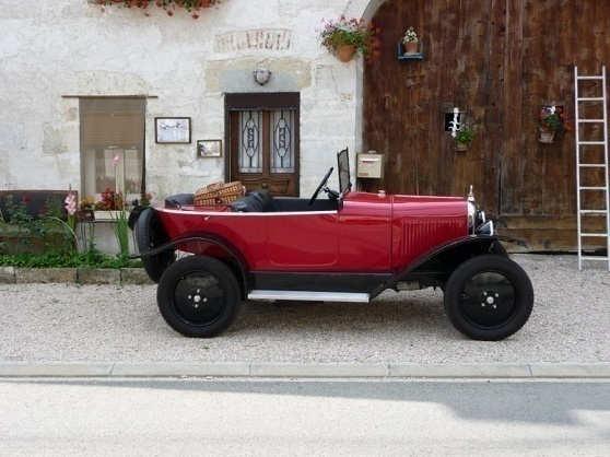 THE 5 HP DECALEES In order to introduce a third seat, Citroën first experimented with putting a small folding passenger seat in the front and a larger