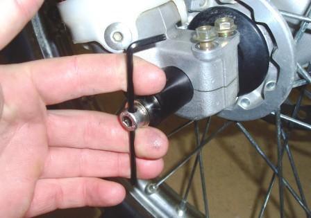 Adjusting the e-axle 27. Loosen both right and left-side fork fist pinch clamp bolts. 28.