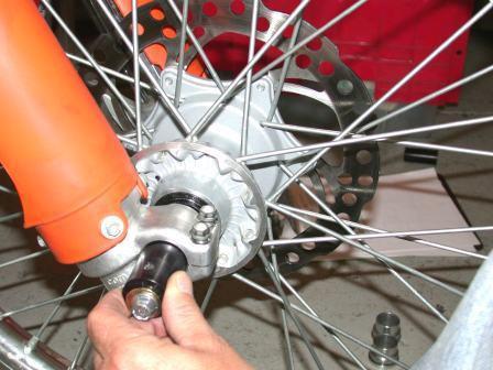 16. Now that you have validated that the E-Axle bushings will be properly clamped by the fork fists, coat the center axle in a thin layer of grease.