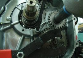 Tighten the oil pump drive gear bolt to the specified torque.